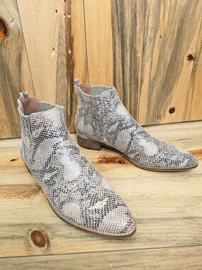 Beast Fashion Snakeskin Booties Size 8.5